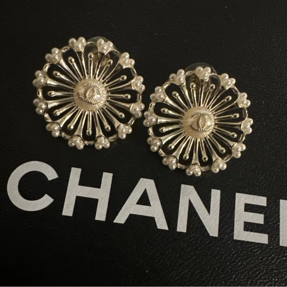 CHANEL cc earrings pearls sunburst vintage Gold Cream hearts studs set soleil - Picture 1 of 5